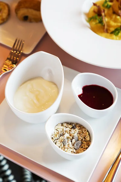 Zdravá snídaně - jogurt s müsli a ovocemhälsosam frukost - yoghurt med müsli och bär — Stockfoto