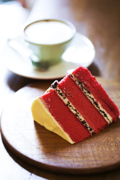 Apetitivo pastel de terciopelo rojo en la mesa de madera —  Fotos de Stock