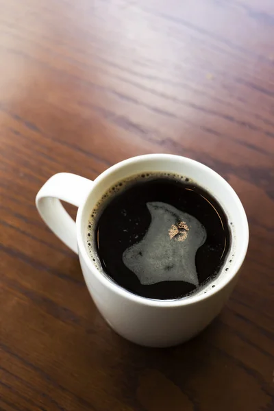 Caffè nero americano su tavolo di legno — Foto Stock