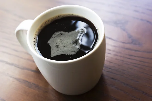 Café preto americano na mesa de madeira — Fotografia de Stock