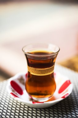 Bir bardak sıcak çay tablo
