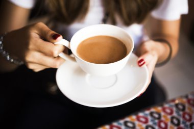 Geleneksel Hint masala çay tutan el