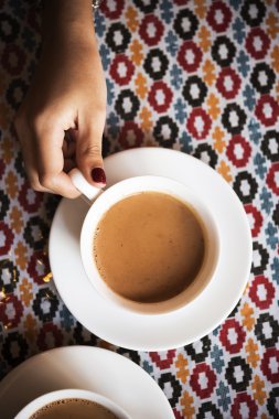 Geleneksel Hint masala çay tutan el