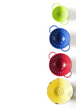 Arka plan üzerinde renkli boş kaseler