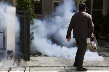 Desinsection ve haşere kontrolü için duman makine kullanan adam