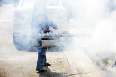 Desinsection ve haşere kontrolü için duman makine kullanan adam