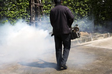 Haşere kontrolü için duman makine kullanan adam
