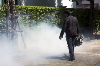 Haşere kontrolü için duman makine kullanan adam