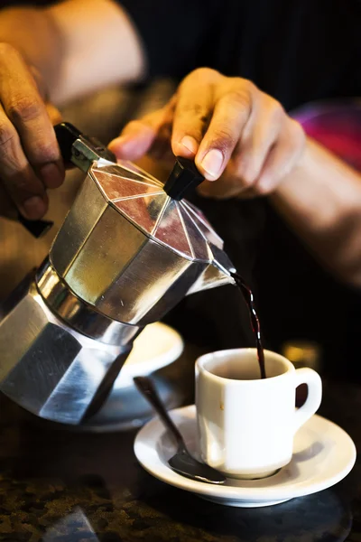Cubaanse sterke koffie gieten van moka pot — Stockfoto