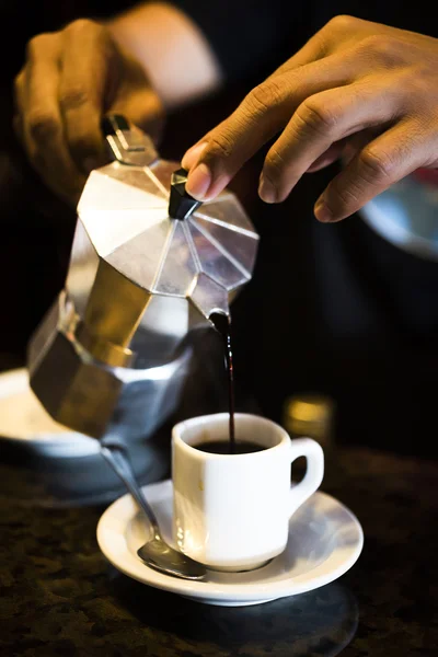 Starker kubanischer Kaffee aus Mokka-Kanne — Stockfoto