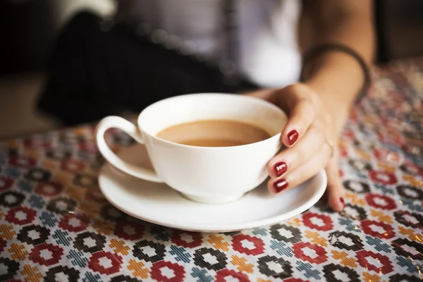Chá de masala indiano tradicional em copo de cerâmica branca — Fotografia de Stock