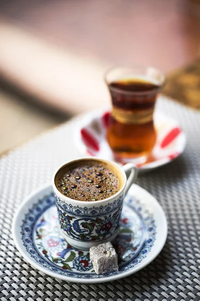 Café turco forte e quente na mesa — Fotografia de Stock