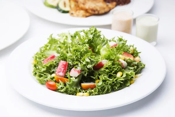 Sağlıklı salata Yengeç sopa ile tepesi — Stok fotoğraf