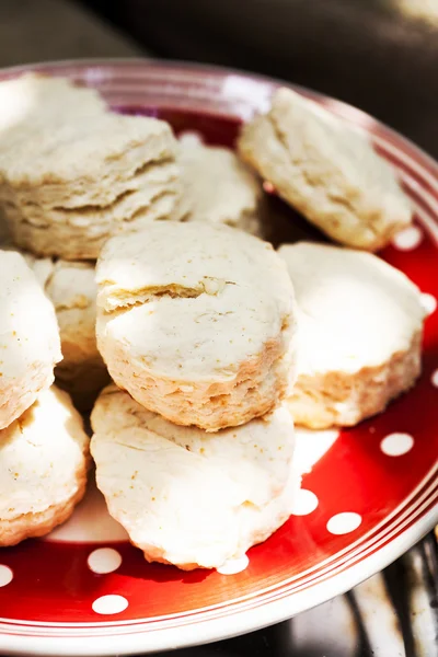 Scones deliciosos frescos no prato — Fotografia de Stock