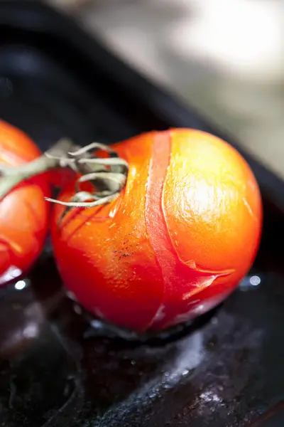 Gebakken tomaten op dienblad, close-up — Stockfoto