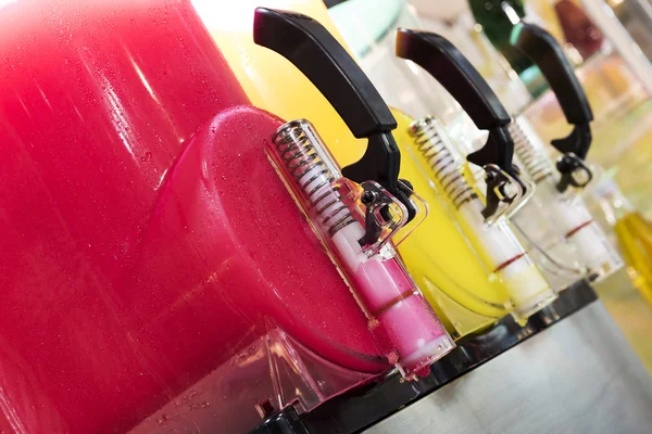 차가운 얼음 비 자금 과일 주스 음료 장비 기계 — 스톡 사진