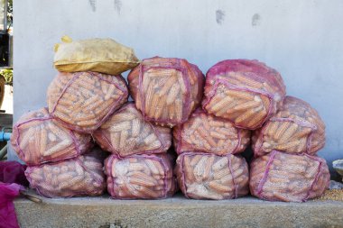 Depoda pembe çuvallarda kurutulmuş mısır tohumu.
