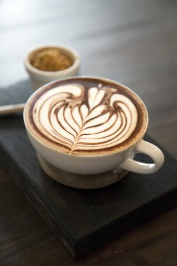 Aşk, kalp latte sanat ile sıcak çikolata