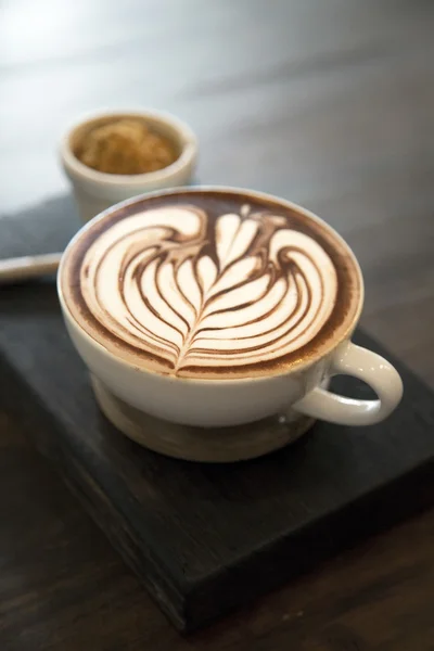 Tazza di cioccolata calda con amore, arte del latte al cuore — Foto Stock