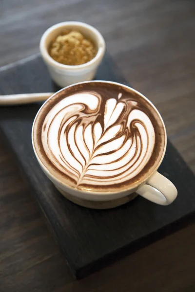 Чашка горячего шоколада с любовью, искусство латте с сердцем — стоковое фото