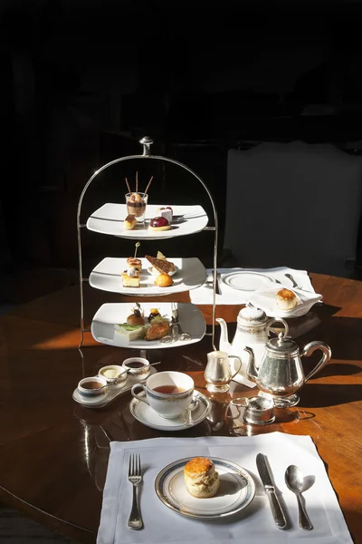 Высокий чайный набор с десертом — стоковое фото