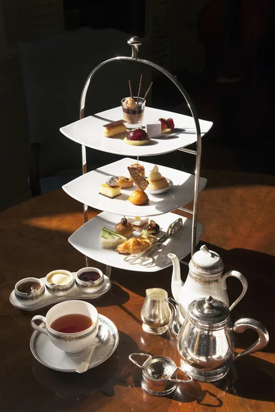 Высокий чайный набор с десертом — стоковое фото