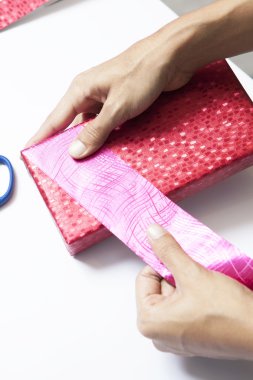 Ellerini masanın üzerine mevcut kaydırma