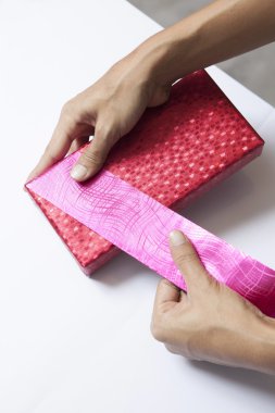 Ellerini masanın üzerine mevcut kaydırma