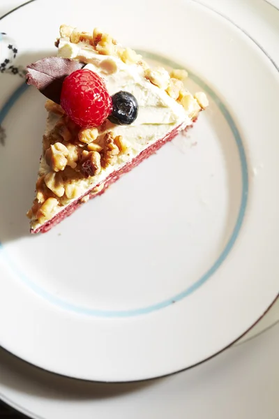 Un pedazo de pastel en el plato —  Fotos de Stock