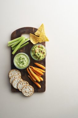 Sebze ve kraker ile avokado Yapıştır