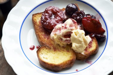 haşlanmış kuru erik ve kiraz