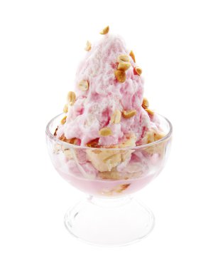 Kesilmiş buz ve kırmızı şurubu ve tatlı süt ile ekmek