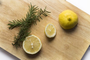 Biberiye ve limon kesme blok üzerinde