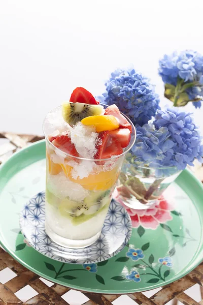 Geschoren ijs en fruit — Stockfoto
