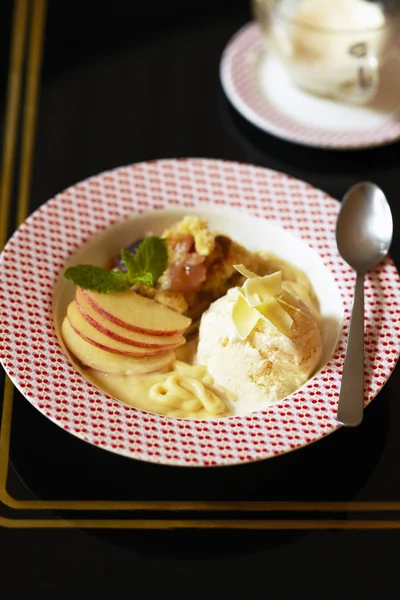 Lody waniliowe podawać z apple crumble — Zdjęcie stockowe