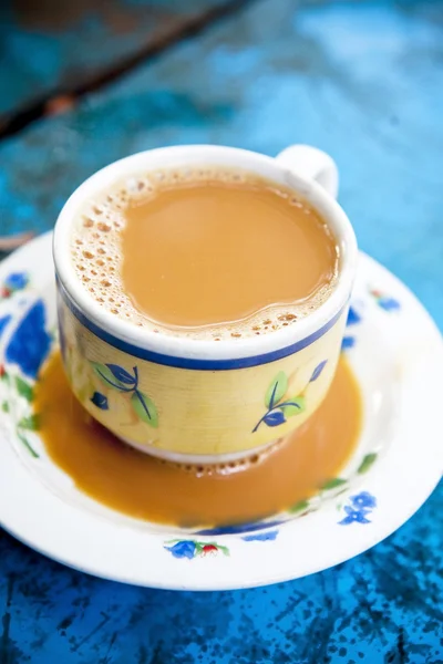 Burmese milk tea on blue wooden table — Stock Photo, Image