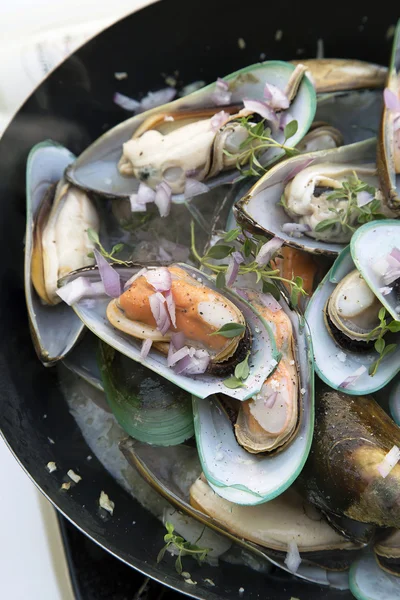 Mejillones de mar fritos en sartén —  Fotos de Stock