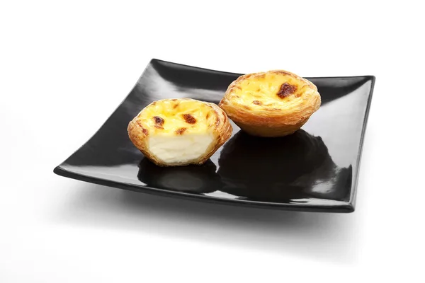 Egg tarts on black plate — Stock Photo, Image