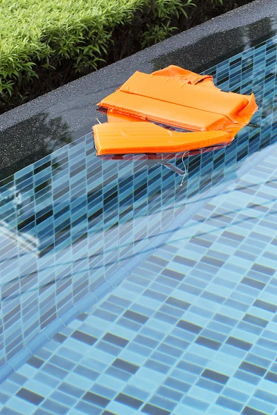 Chaleco salvavidas en la piscina — Foto de Stock