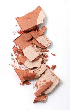 Beyaz arka plan üzerinde kırık toz yüz makyaj