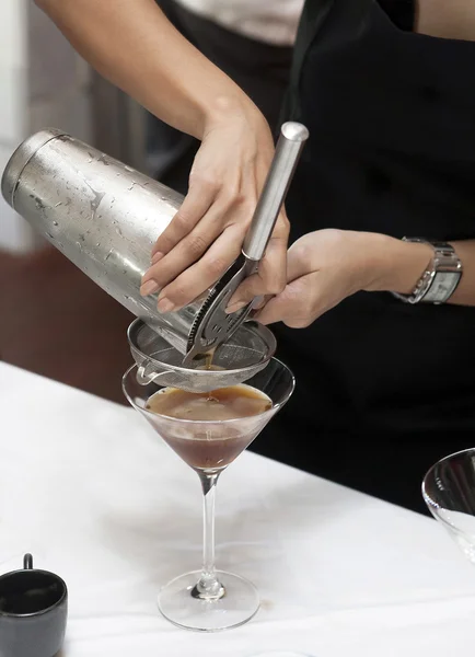 Handen gieten cocktail — Stockfoto