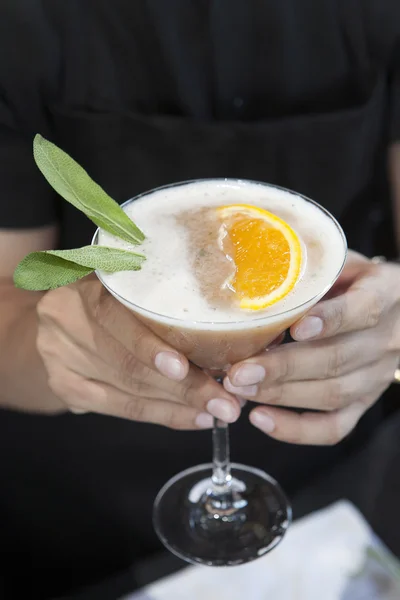 Hand met cocktail — Stockfoto