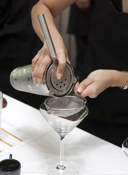Handen gieten cocktail — Stockfoto