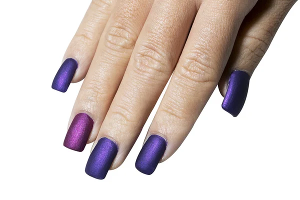 Mão com verniz de unhas de cor roxa — Fotografia de Stock