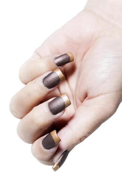 Mão com verniz de unhas marrom e dourado — Fotografia de Stock