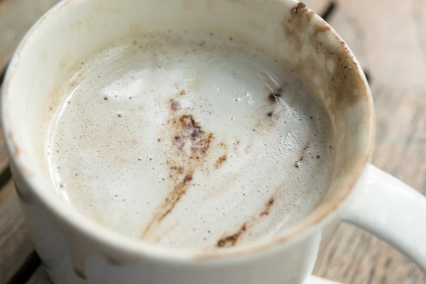 Dirty cup of hot chocolate on table,close up — Stock Photo, Image