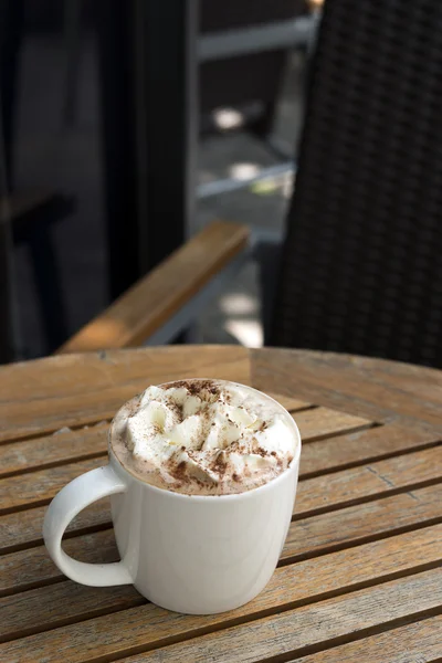 Tasse de garniture au chocolat chaud avec crème à fouetter et poudre de cacao — Photo