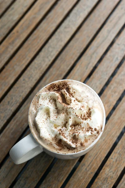 杯热巧克力打顶搅打奶油和可可粉 免版税图库照片