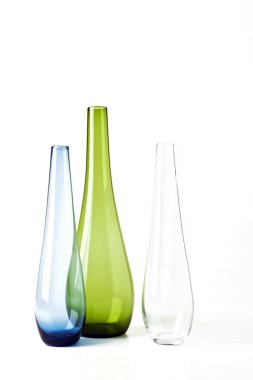 Arka plan üzerinde üç renkli kavanoz