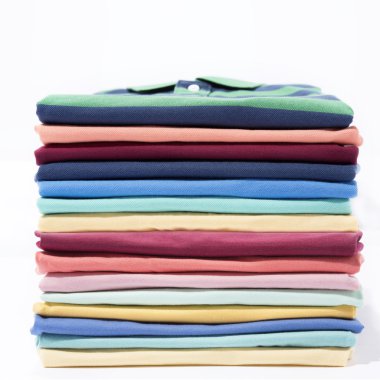 Renkli tişört yığını